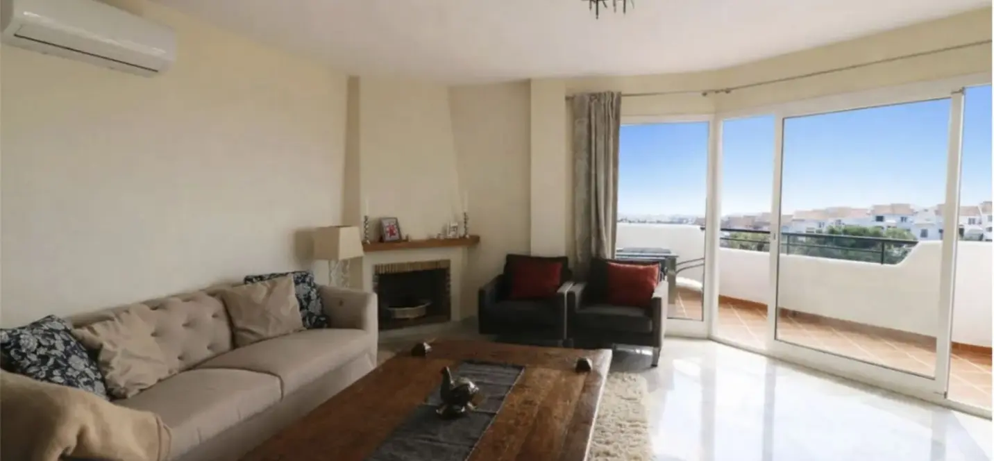 Sale of middle floor apartment in Calahonda 3