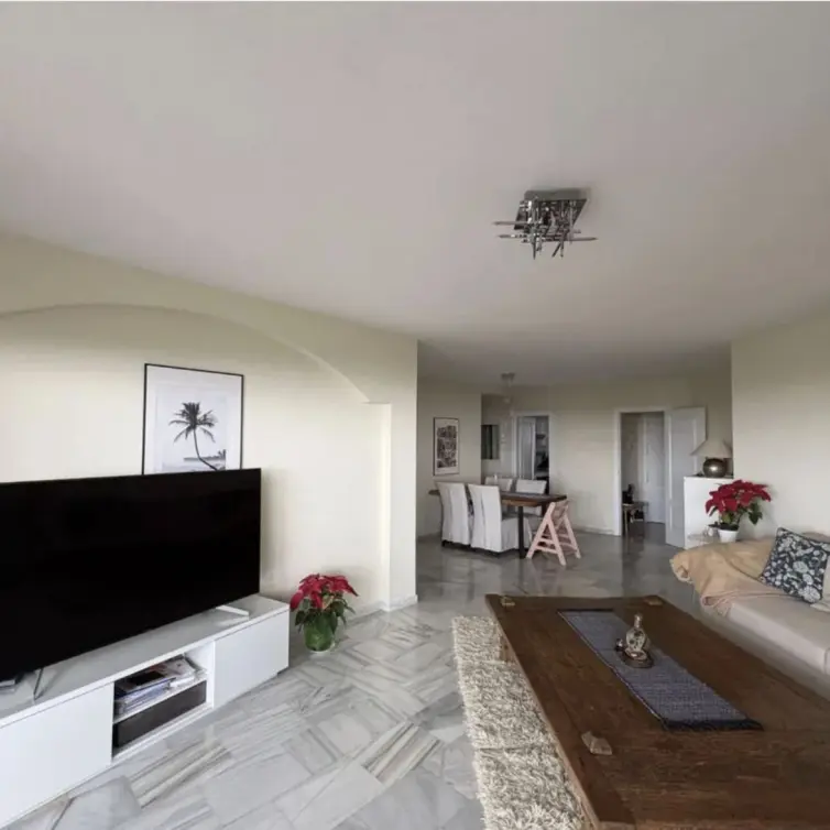 Sale of middle floor apartment in Calahonda