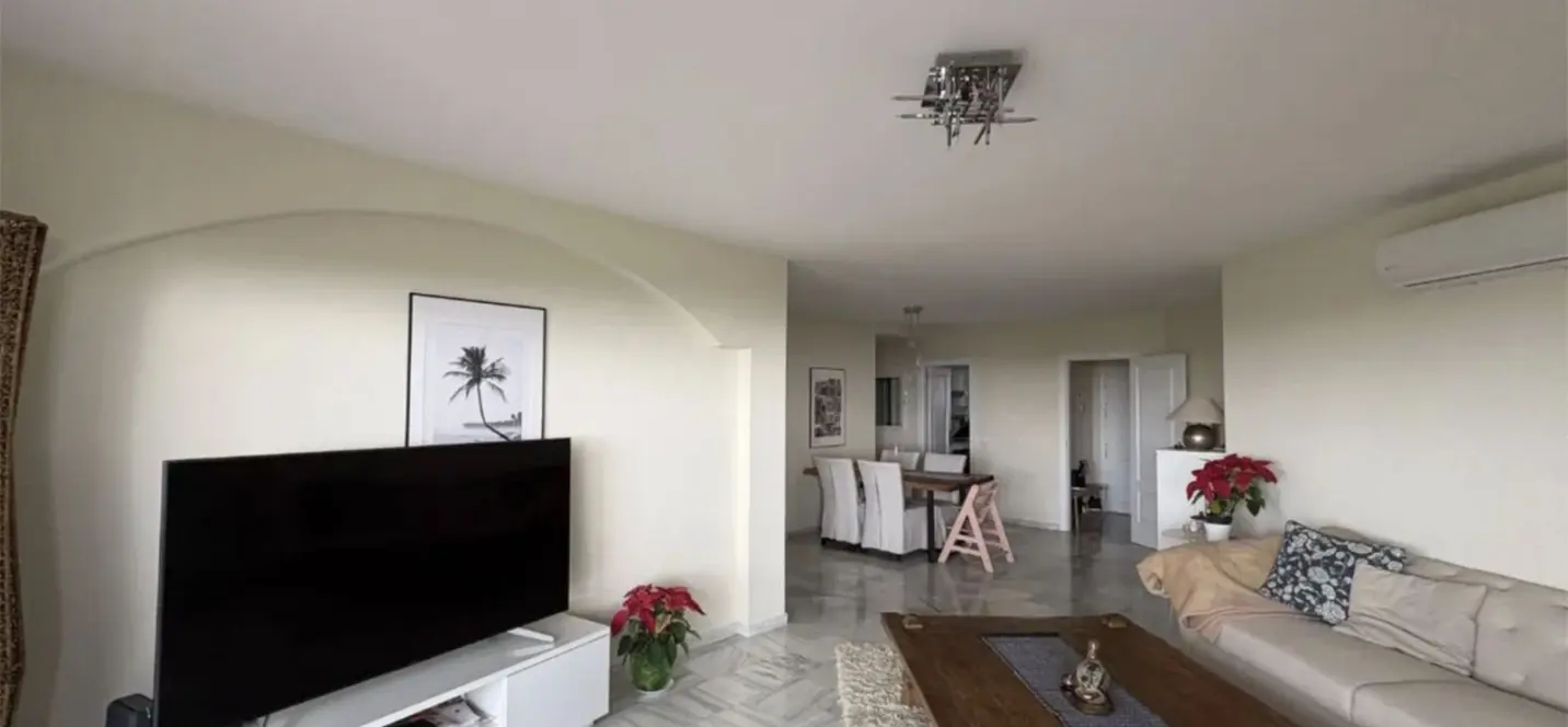 Sale of middle floor apartment in Calahonda 4