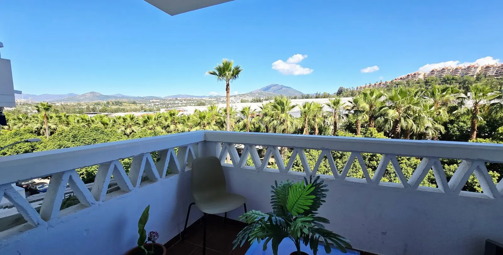 Venta de apartamento en planta media en Nueva Andalucía 3