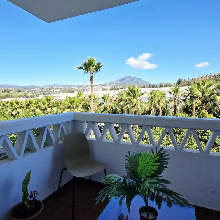 Sale of middle floor apartment in Nueva Andalucía