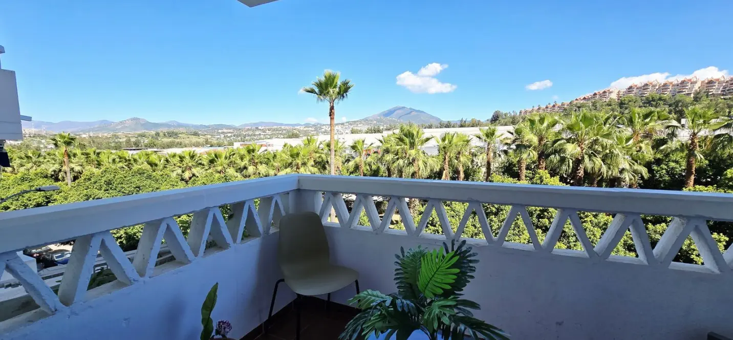 Sale of middle floor apartment in Nueva Andalucía 2