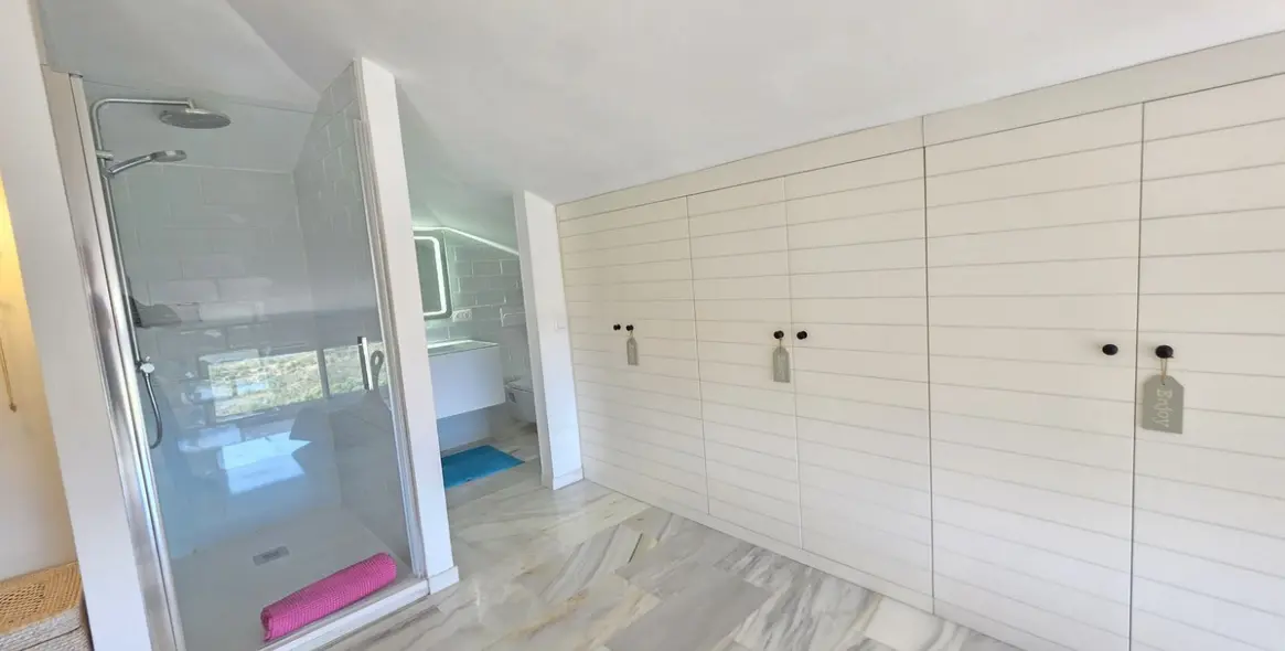 Sale of middle floor apartment in La Mairena 11