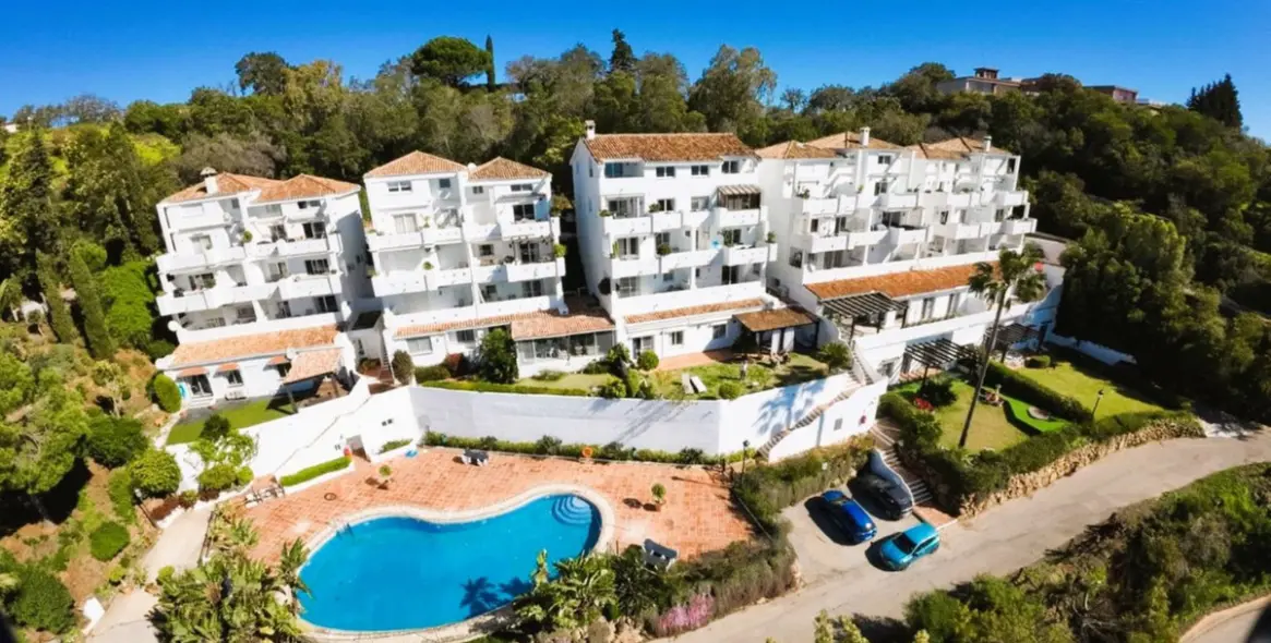 Sale of middle floor apartment in La Mairena 15