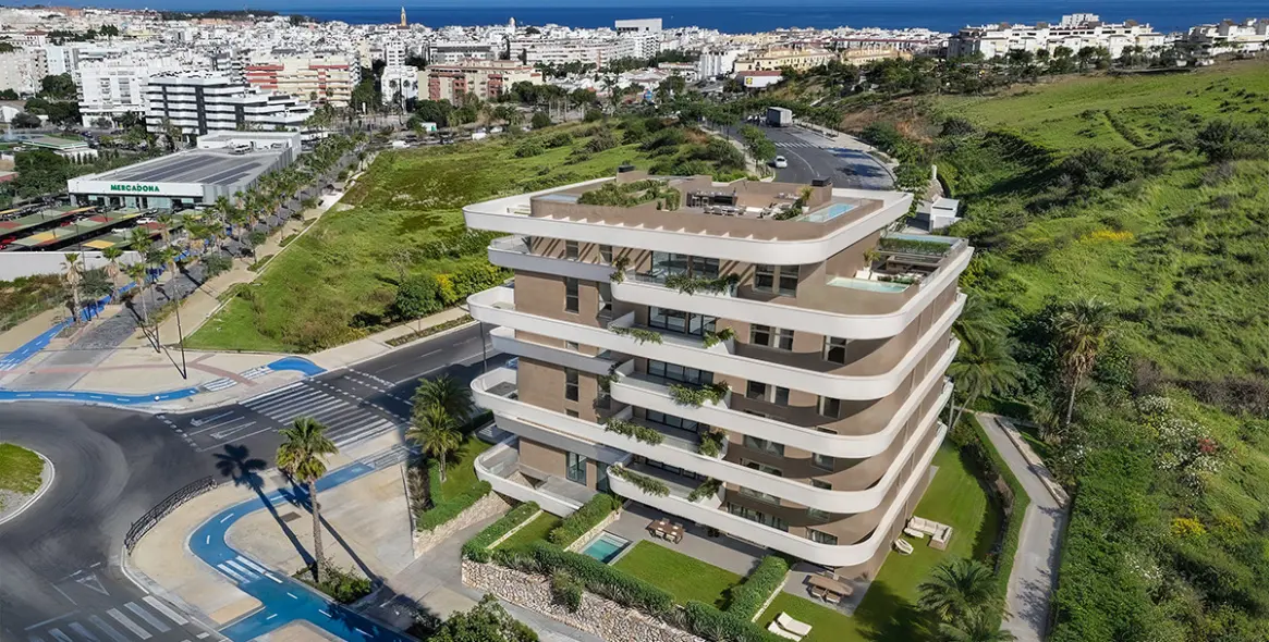 Venta de apartamento en planta media en Estepona 2