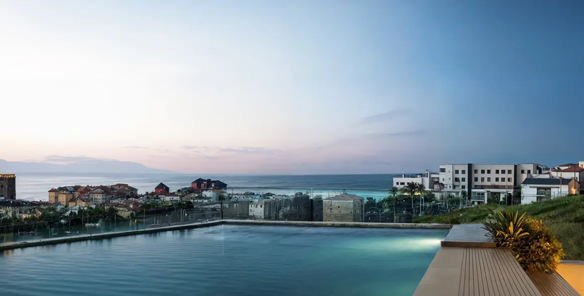 Venta de apartamento en planta media en Estepona 10