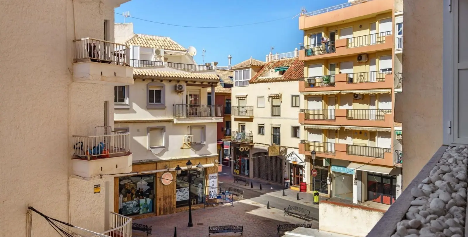 Sale of middle floor apartment in Fuengirola 19