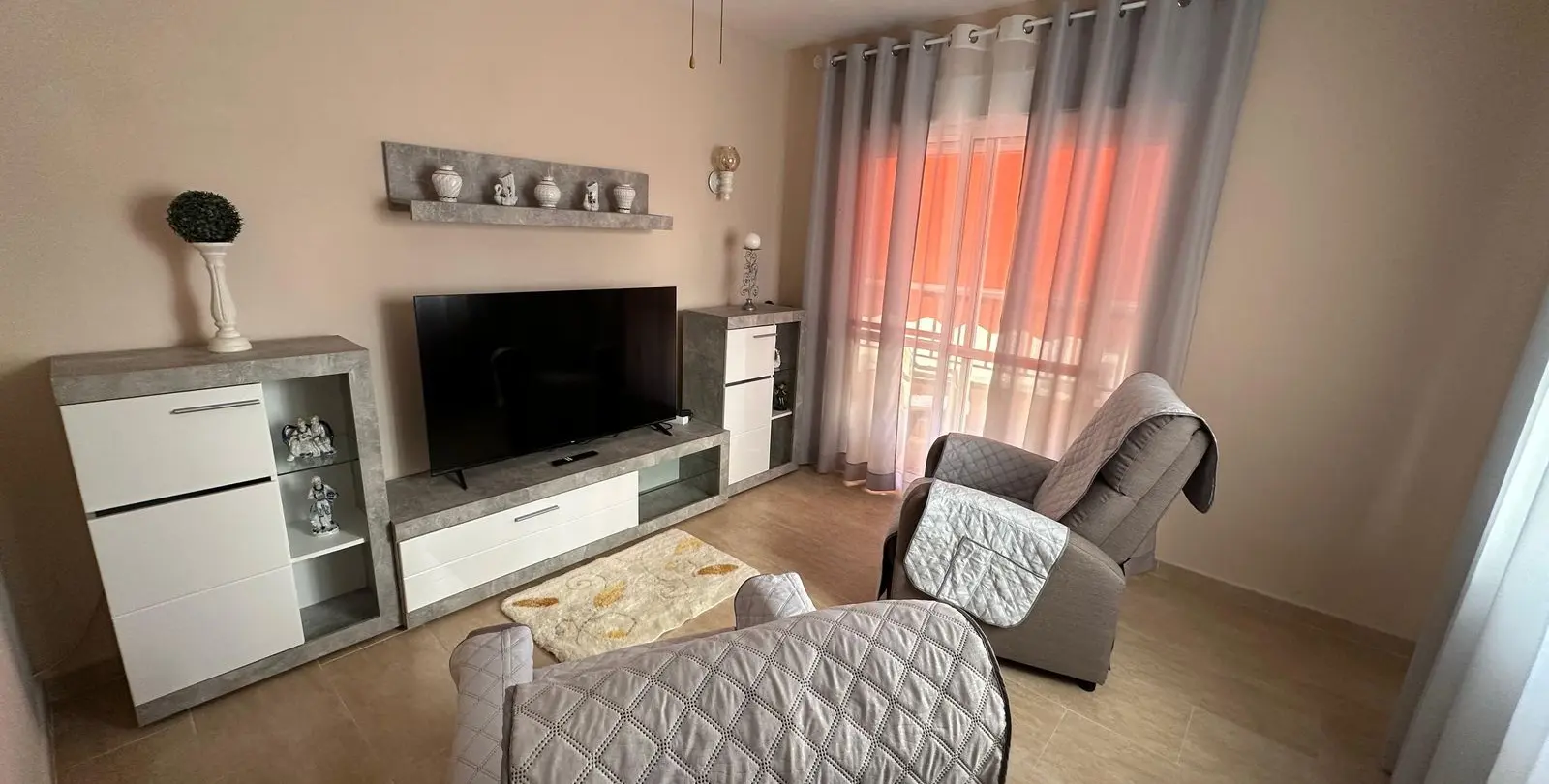 Sale of middle floor apartment in Estepona 1