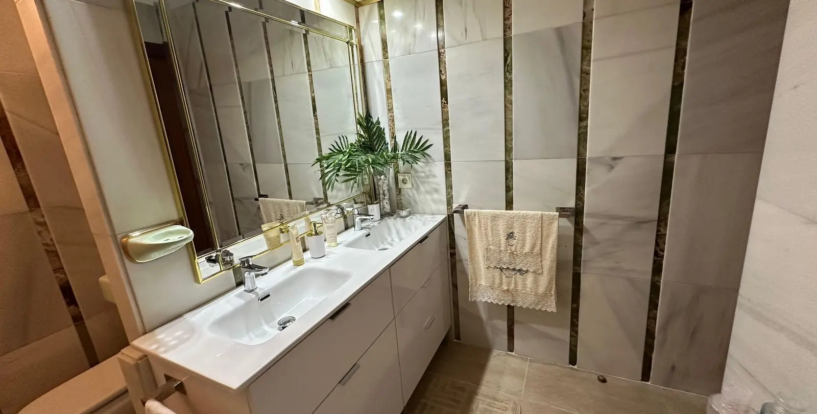 Sale of middle floor apartment in Estepona 17