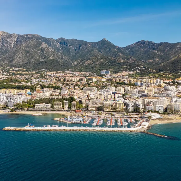 Продажа апартаментов на среднем этаже в Marbella