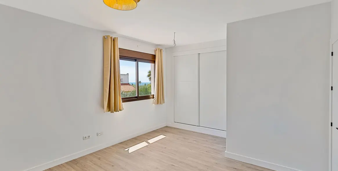 Sale of townhouse in Casares Playa 13