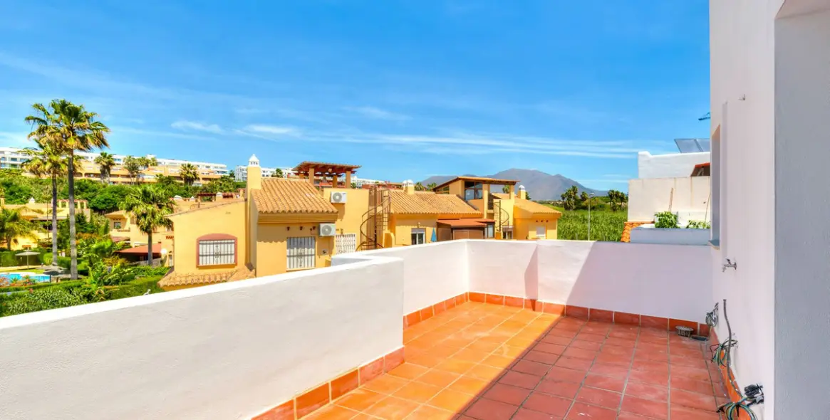 Sale of townhouse in Casares Playa 21