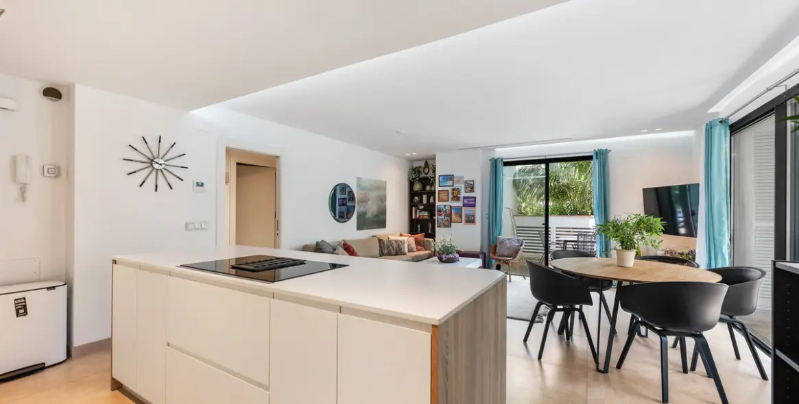 Sale of middle floor apartment in Puerto Banús 1
