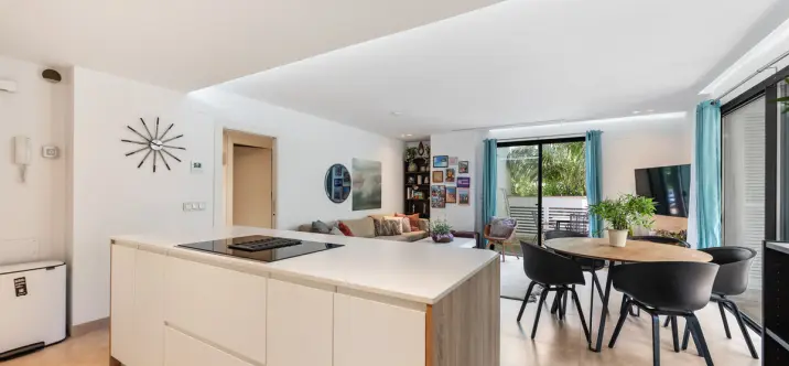 Sale of middle floor apartment in Puerto Banús 0