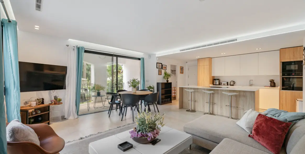 Sale of middle floor apartment in Puerto Banús 2
