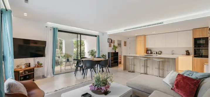 Sale of middle floor apartment in Puerto Banús 1