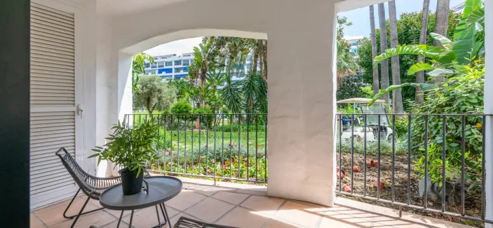 Sale of middle floor apartment in Puerto Banús 4