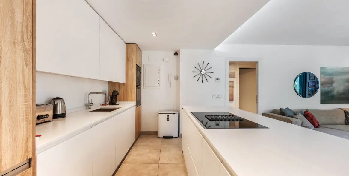 Sale of middle floor apartment in Puerto Banús 11