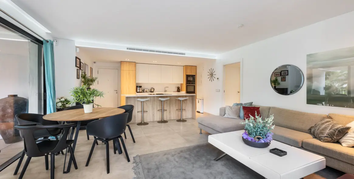 Sale of middle floor apartment in Puerto Banús 25