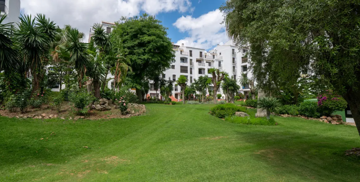 Sale of middle floor apartment in Puerto Banús 27