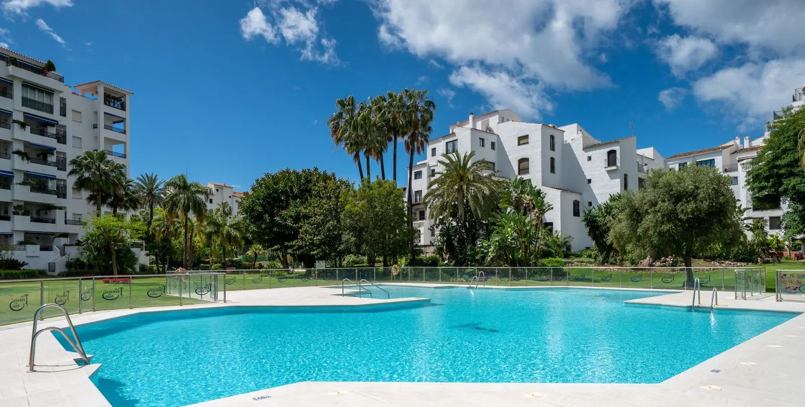 Продажа апартаментов на среднем этаже в Puerto Banús 28