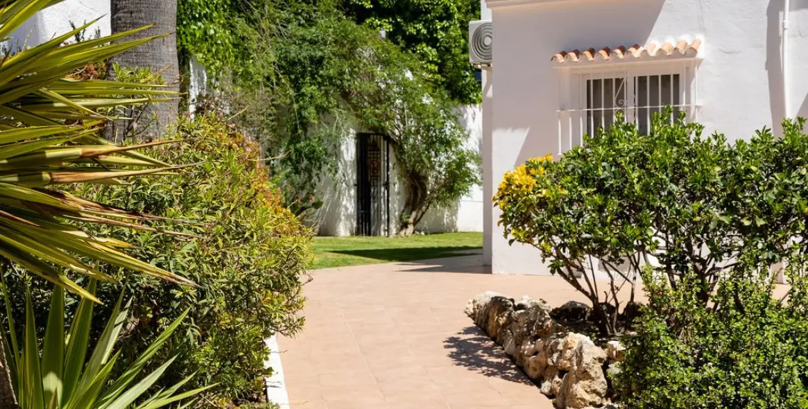Sale of penthouse duplex in Nueva Andalucía 64