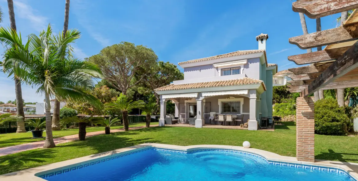 Sale of detached villa in Estepona 2