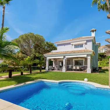 Sale of detached villa in Estepona