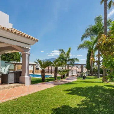 Sale of detached villa in Estepona