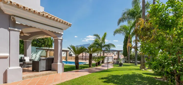 Sale of detached villa in Estepona 3
