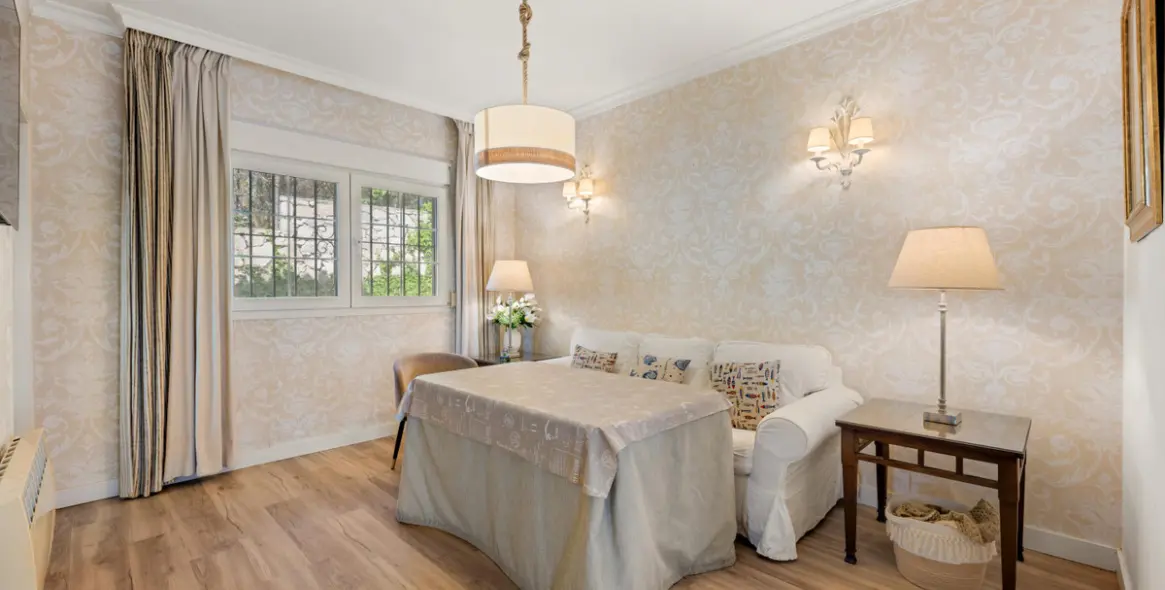 Sale of detached villa in Estepona 12