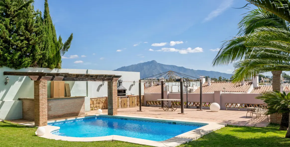 Sale of detached villa in Estepona 15