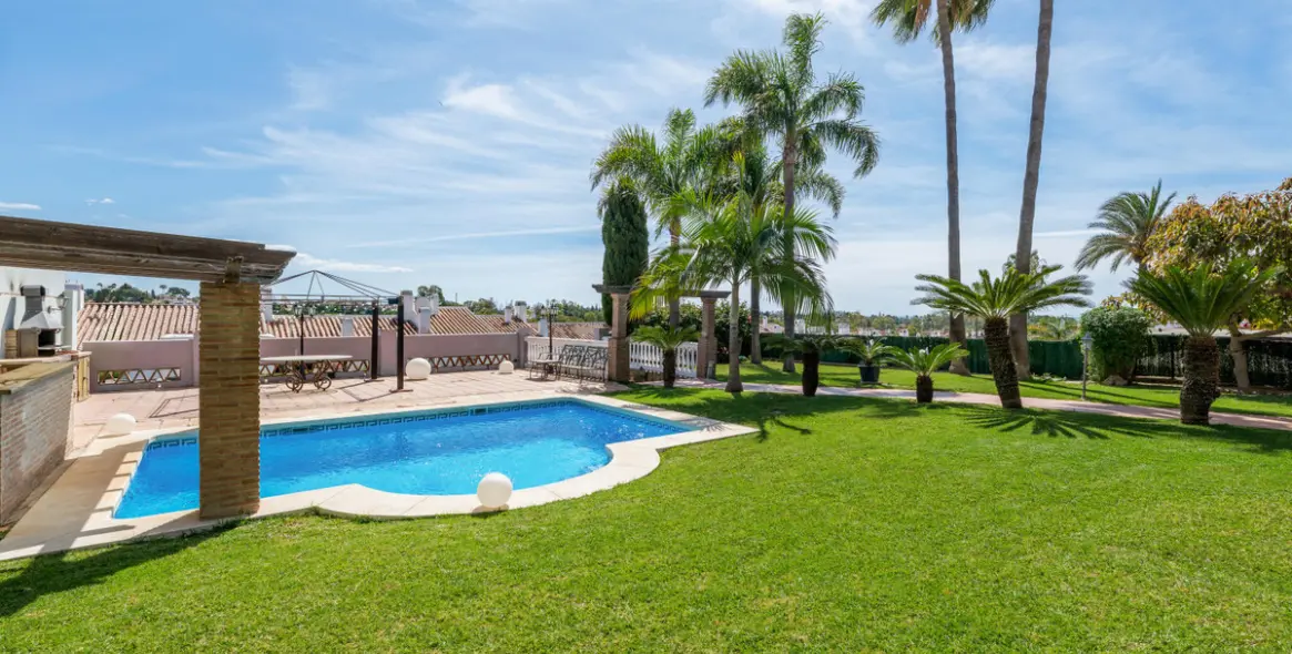 Sale of detached villa in Estepona 16