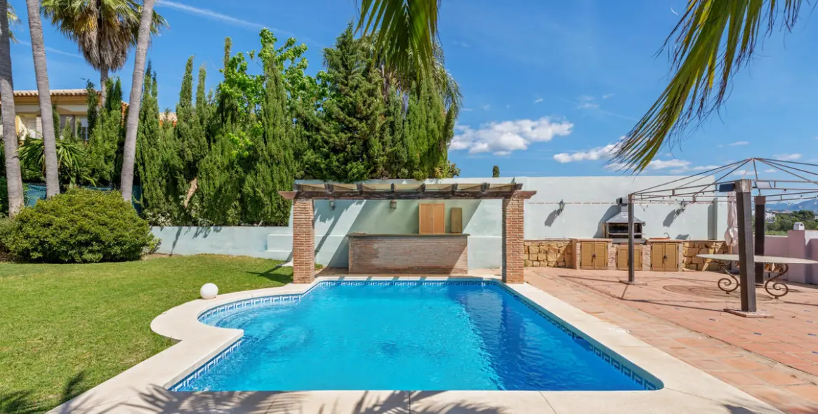 Sale of detached villa in Estepona 18