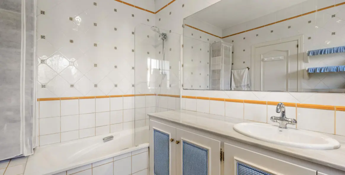 Sale of detached villa in Estepona 36
