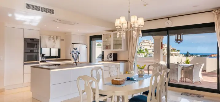 Sale of penthouse duplex in Benahavís 2