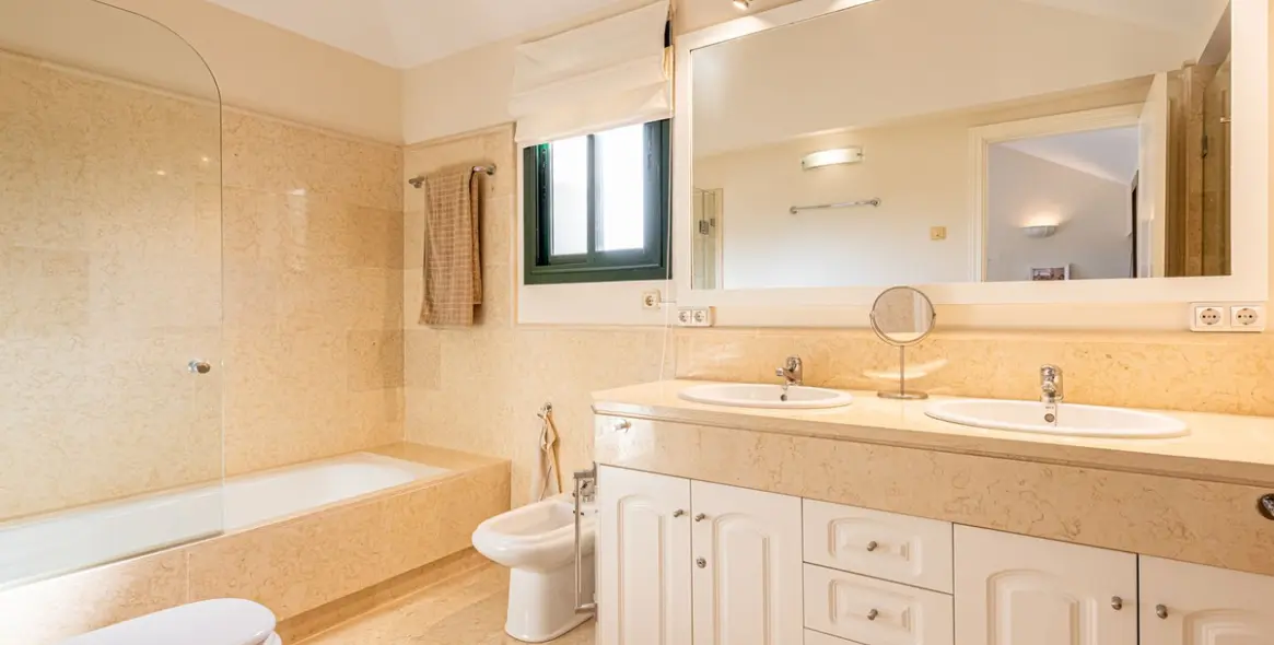 Sale of penthouse duplex in Benahavís 11