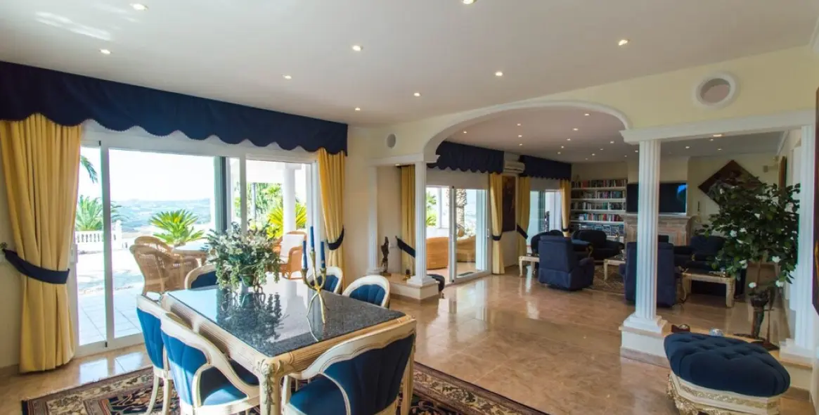 Sale of detached villa in Valtocado 12
