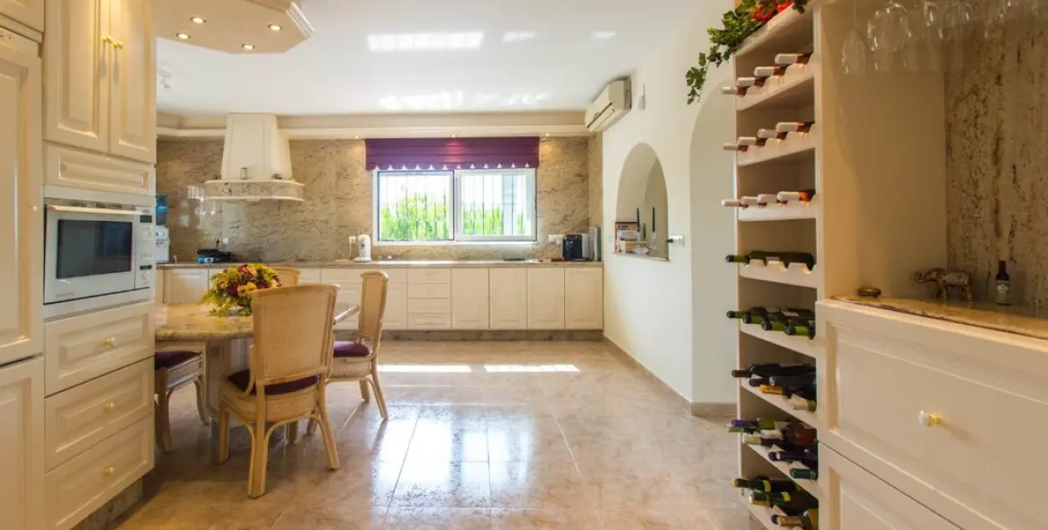 Sale of detached villa in Valtocado 17