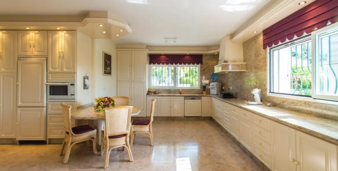 Sale of detached villa in Valtocado 18