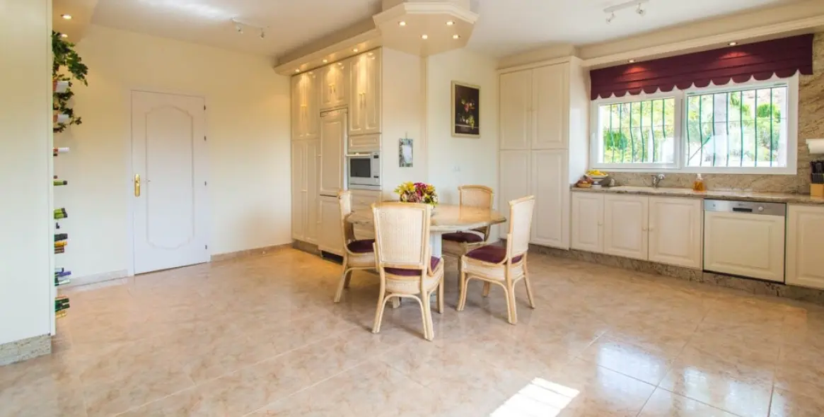 Sale of detached villa in Valtocado 19