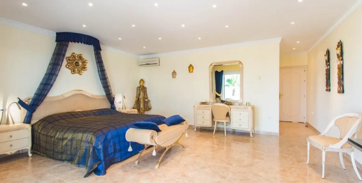 Sale of detached villa in Valtocado 27