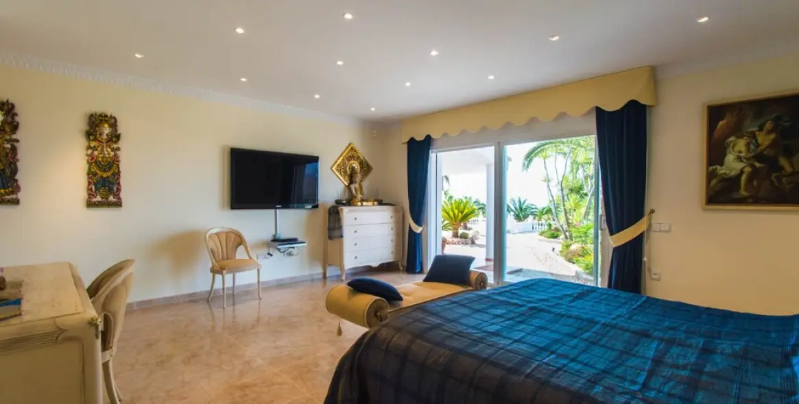 Sale of detached villa in Valtocado 28