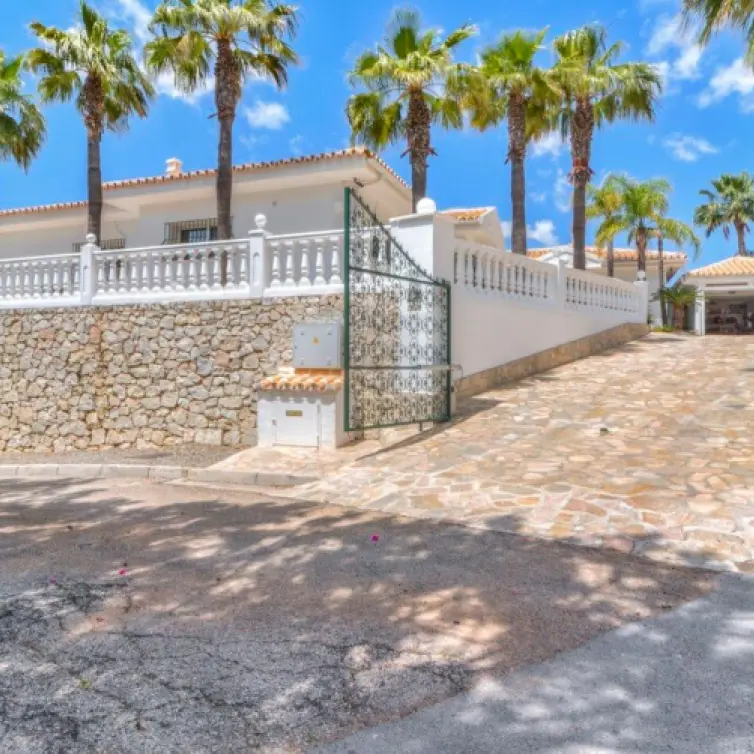 Sale of detached villa in Valtocado