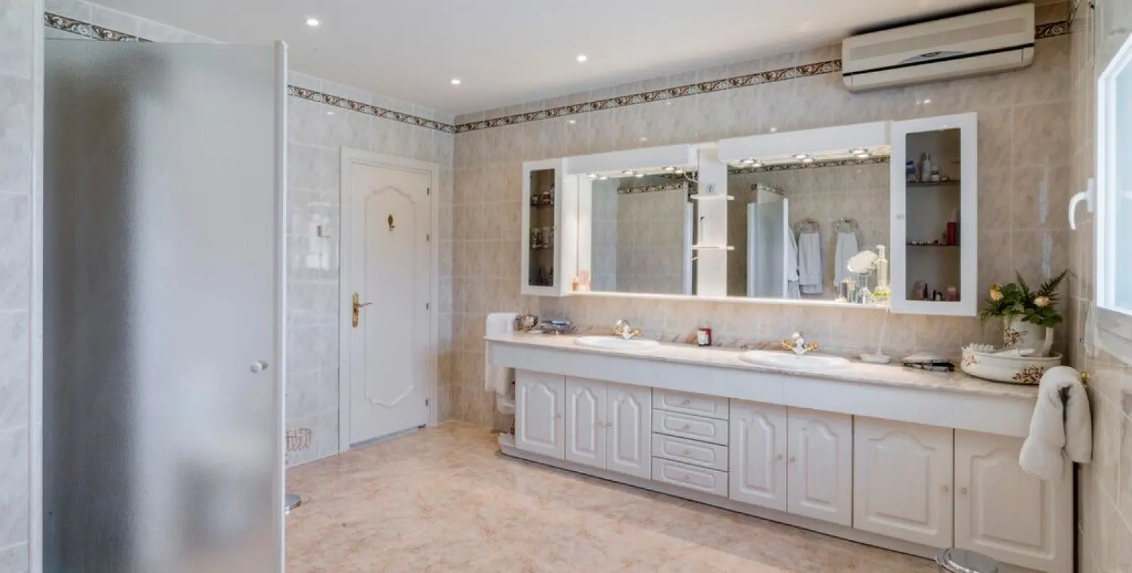 Sale of detached villa in Valtocado 30