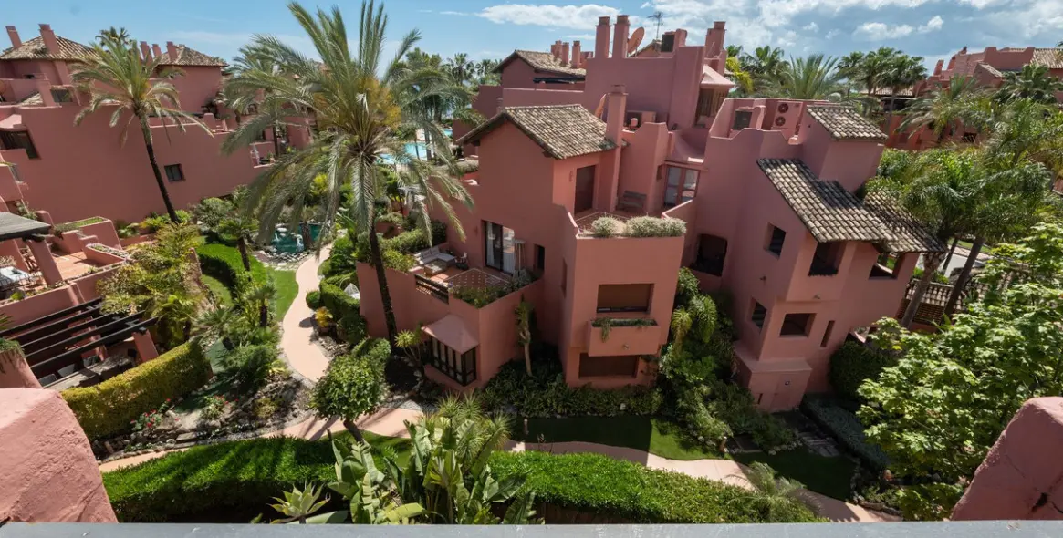 Sale of penthouse in Estepona 1