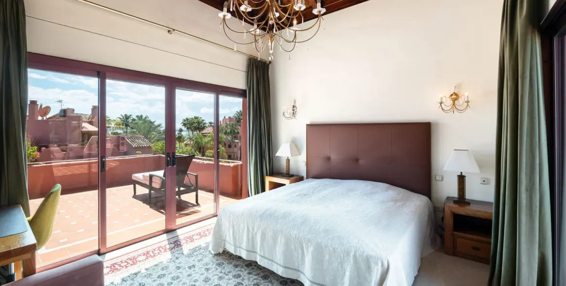 Sale of penthouse in Estepona 2