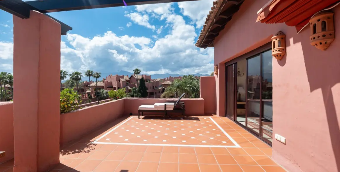 Sale of penthouse in Estepona 4