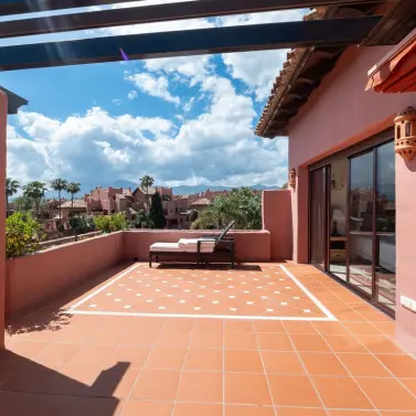 Sale of penthouse in Estepona