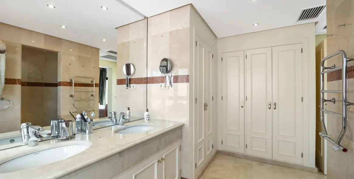 Sale of penthouse in Estepona 8